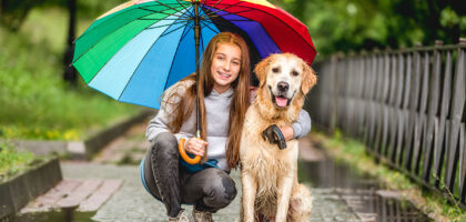 Sahibiyle yürüyüşte köpek